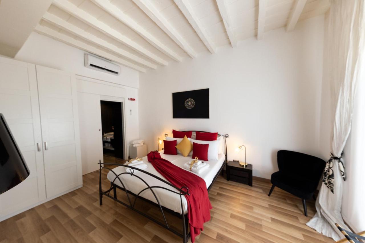 Barcaccia Luxury Suites — Photos 1